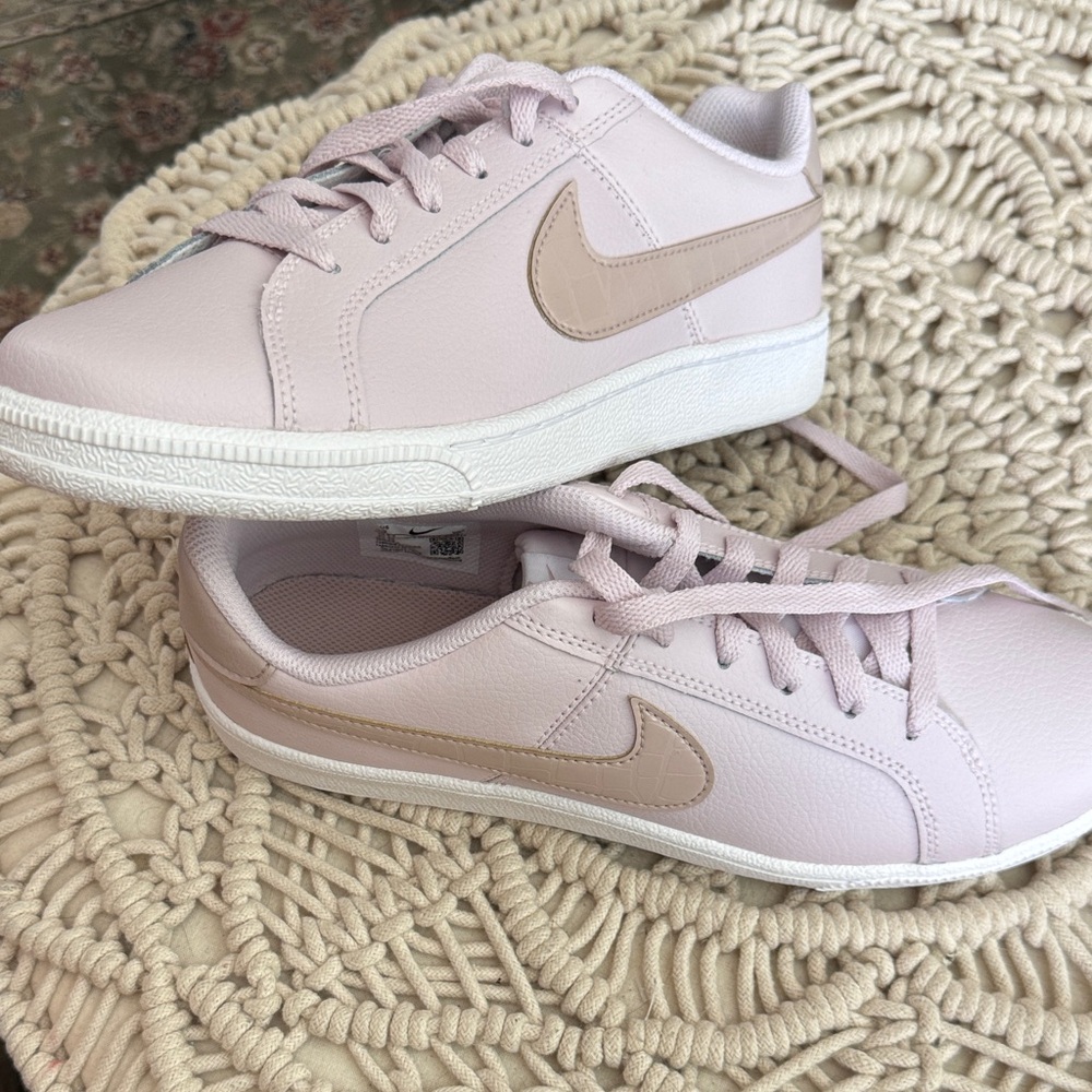 NEW Nike Women's Light Pink and Beige Sneakers